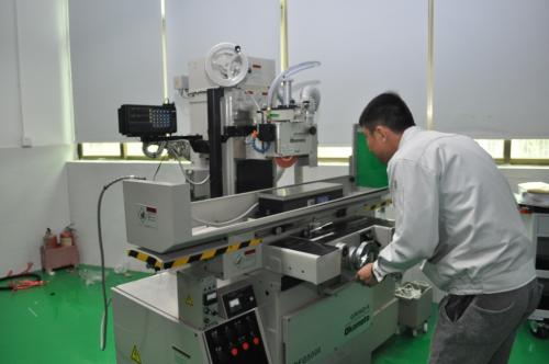 注塑模具滑塊壓板和耐磨塊的油槽設(shè)計(jì)要求 注塑模具滑塊壓板和耐磨塊的油槽設(shè)計(jì)要求